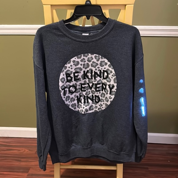 Gildan Tops - Gildan Boutique Sweatshirt Size M